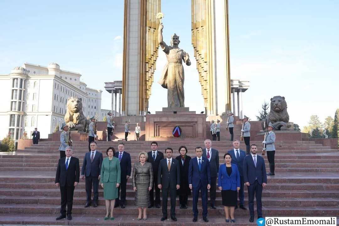 Маросими гулчанбаргузории муштараки роҳбарони парламентҳо ва роҳбарони ҳайатҳои парламентии кишварҳои иштирокчии АБП ИДМ дар майдони Дӯстӣ