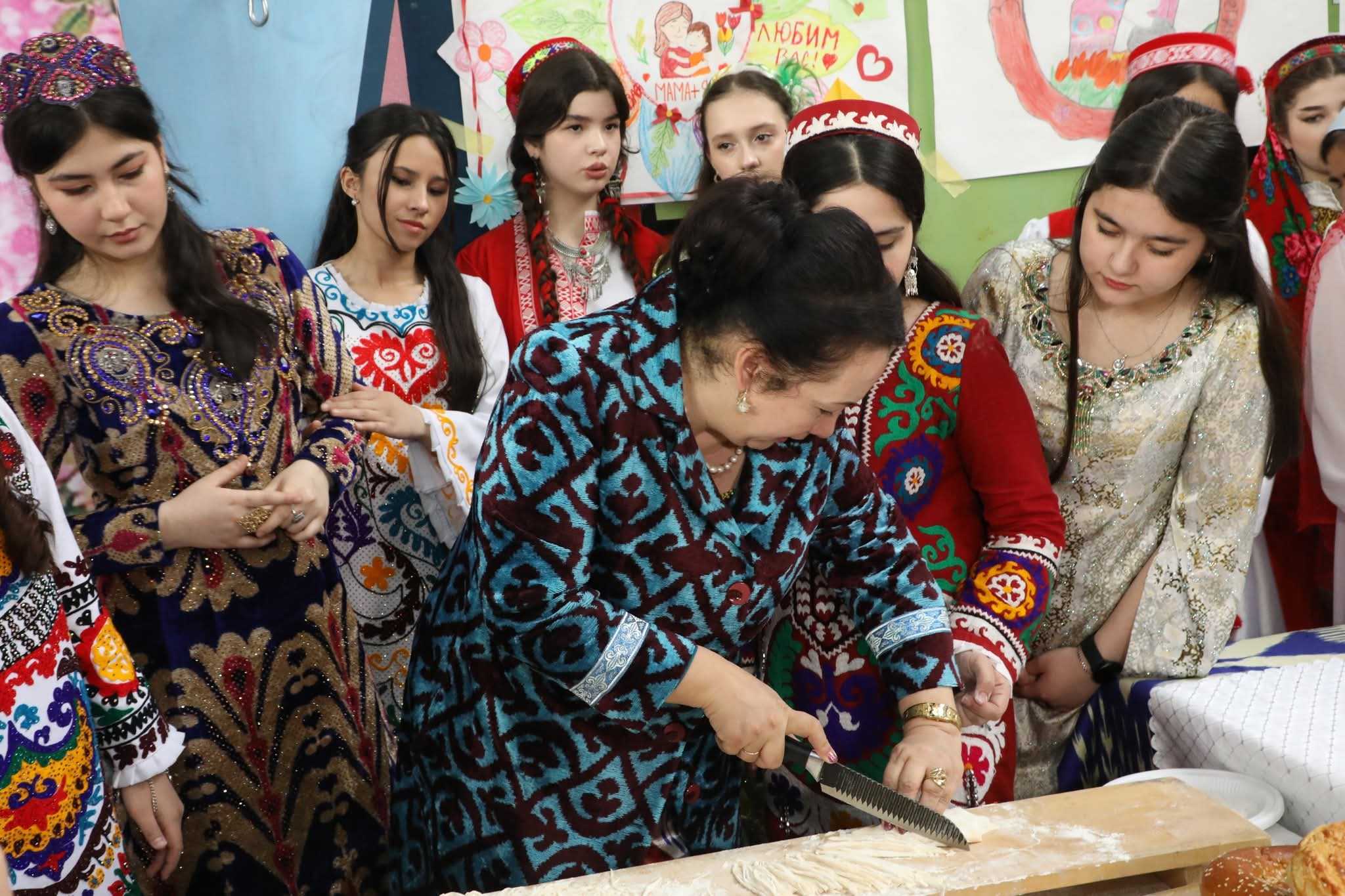 БА МУНОСИБАТИ РӮЗИ МОДАР:  ОЗМУНИ НОҲИЯВИИ "КАДБОНУИ БЕҲТАРИН"