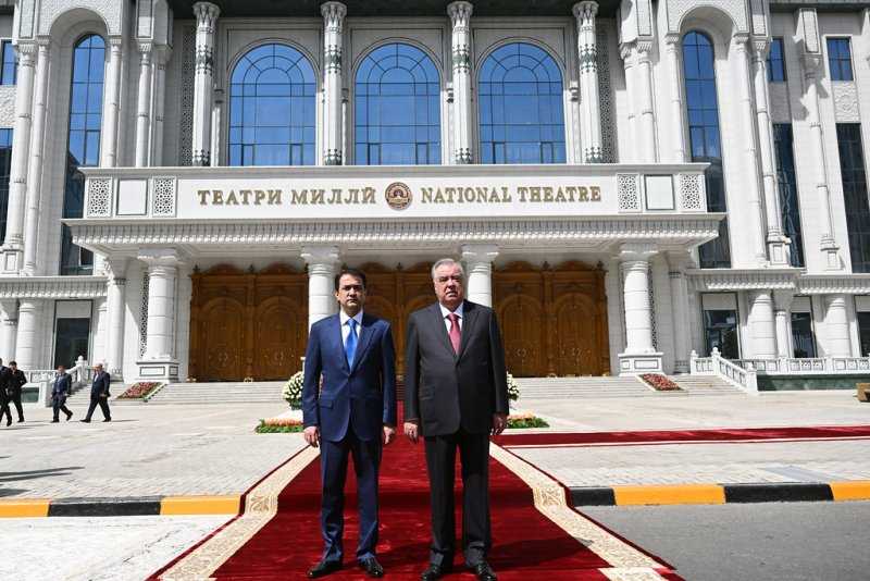 Сарвари давлат Эмомалӣ Раҳмон дар шаҳри Душанбе Театри миллиро мавриди истифода қарор доданд
