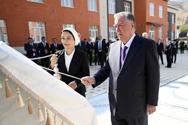 Президенти Ҷумҳурии Тоҷикистон Эмомалӣ Раҳмон дар ноҳияи Рашт Мактаби президентӣ барои хонандагони болаёқатро ба истифода доданд
