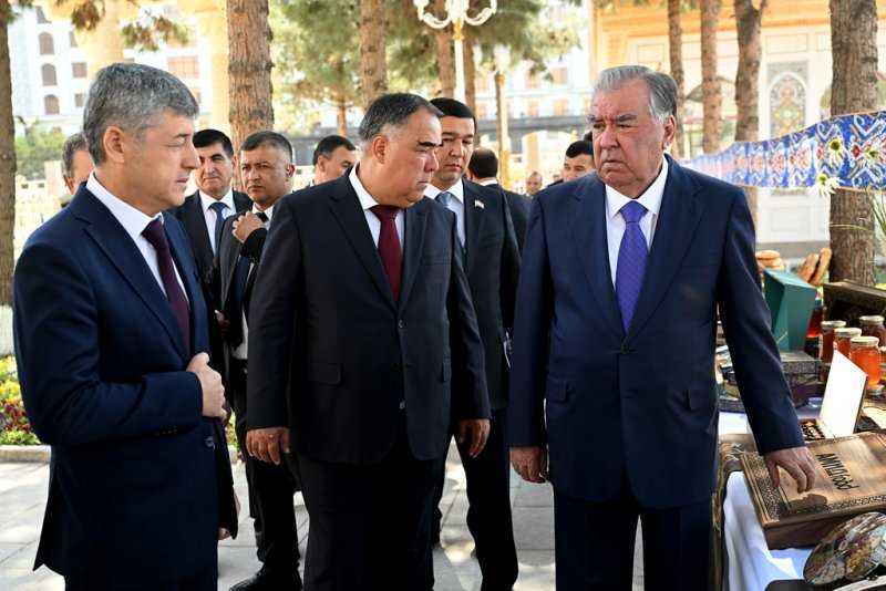 Сарвари давлат Эмомалӣ Раҳмон дар шаҳри Хуҷанд аз чойхонаи Сирдарё дидан намуданд