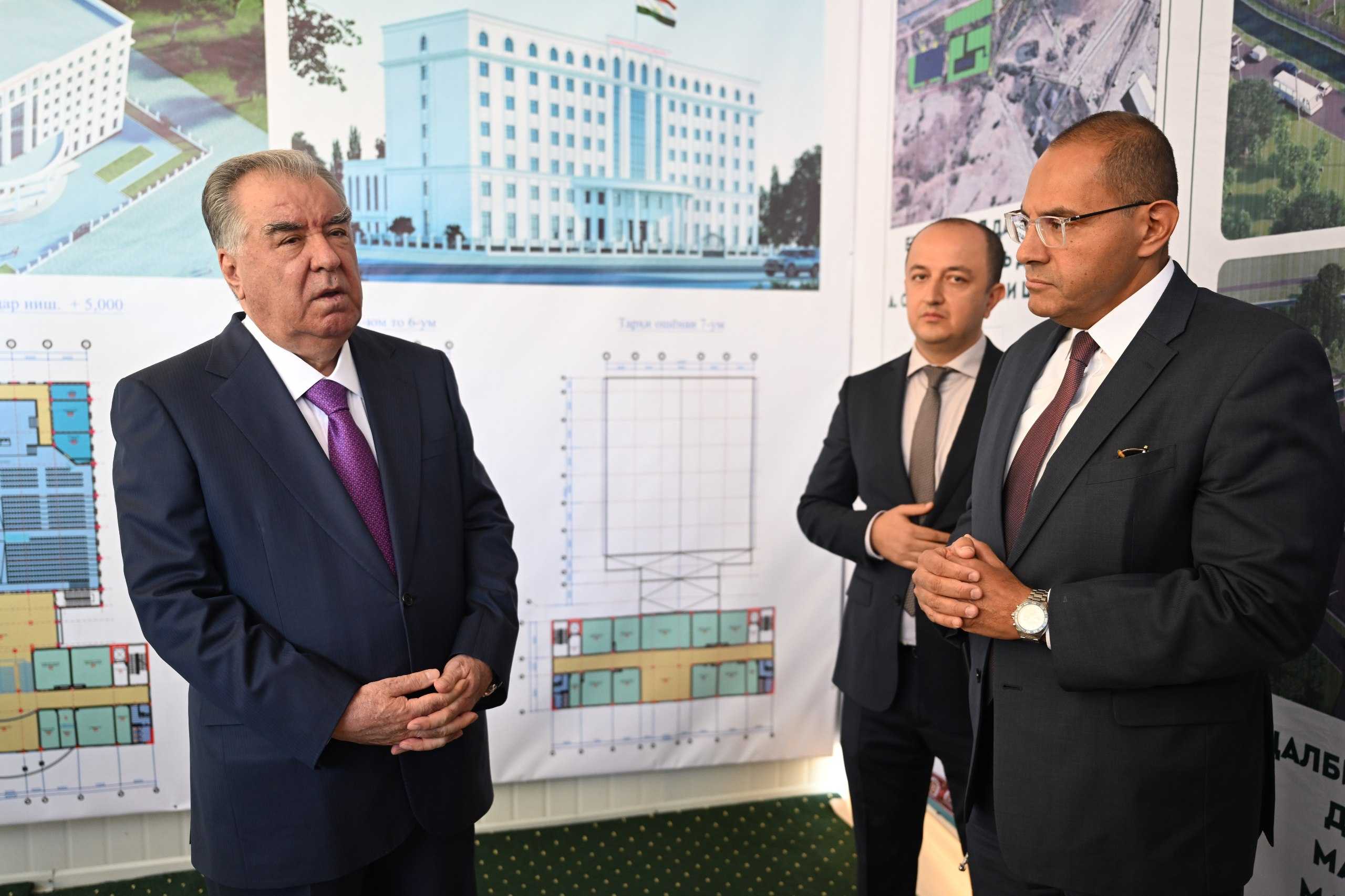 Пешвои миллат Эмомалӣ Раҳмон бо лоиҳаи сохтмони Маркази агрологистикӣ дар шаҳри Хоруғ шинос шуданд