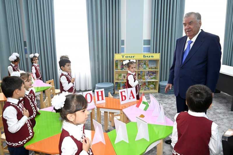 Президенти Ҷумҳурии Тоҷикистон Эмомалӣ Раҳмон дар ноҳияи Восеъ боғчаи бачагонаи «Маҳдия»-ро ба истифода супориданд