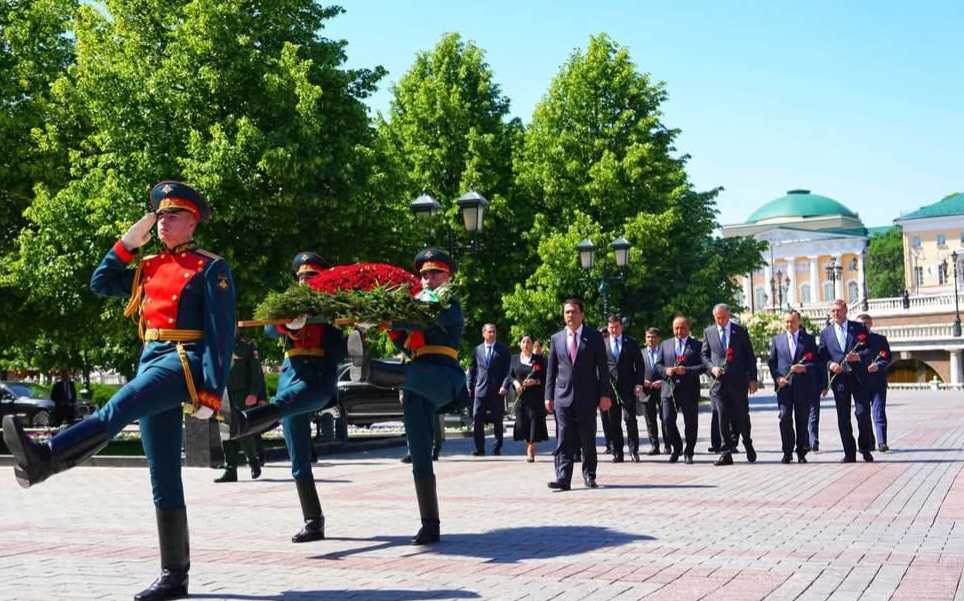 Гузоштани гулчанбар дар назди оромгоҳи Сарбози номаълум дар шаҳри Москва