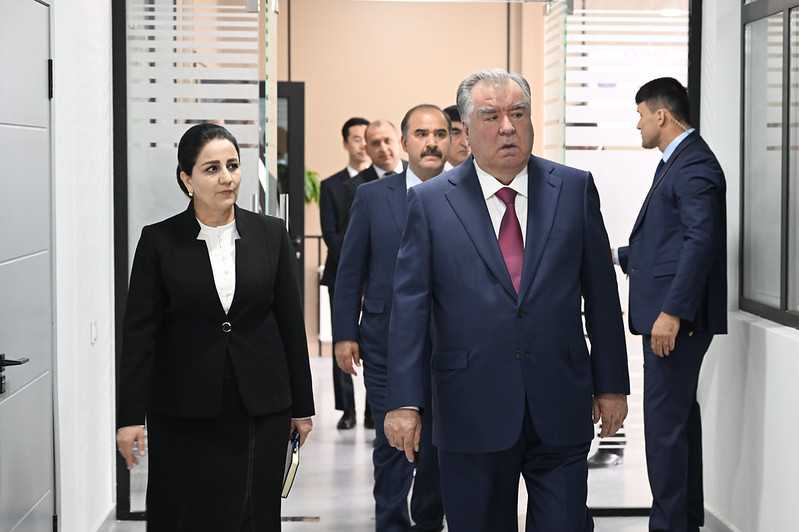 Пешвои миллат Эмомалӣ Раҳмон дар ноҳияи Восеъ Маркази касбомӯзӣ ва хизматрасониро ифтитоҳ намуданд
