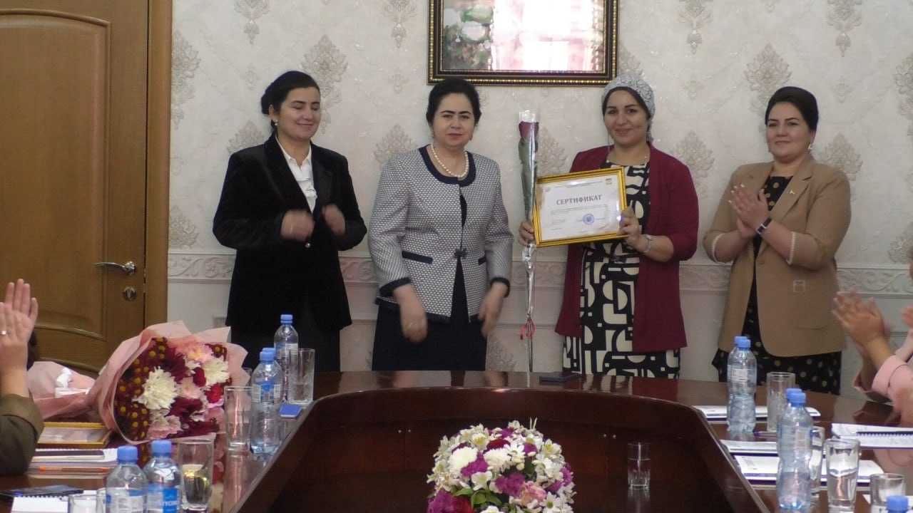 Курси омӯзишии «Мактаби сарварӣ» зери унвони «Бонувон дар сиёсат» ҷамъбаст гардид