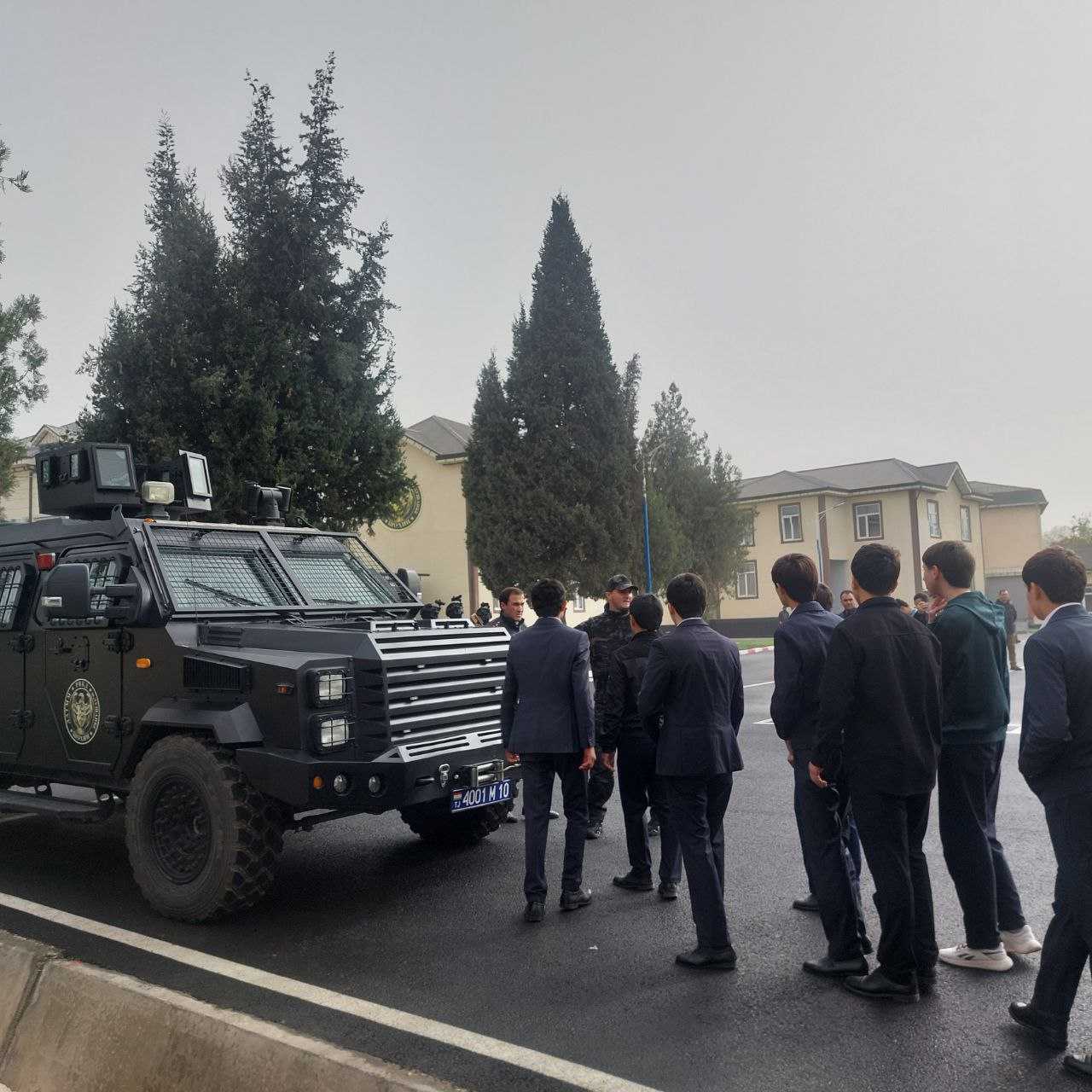 Шиносоии ҷавонписарон аз Дастаи алоҳидаи таъйиноти махсуси милитсия - "Шоҳин"-и РВКД дар шаҳри Душанбе