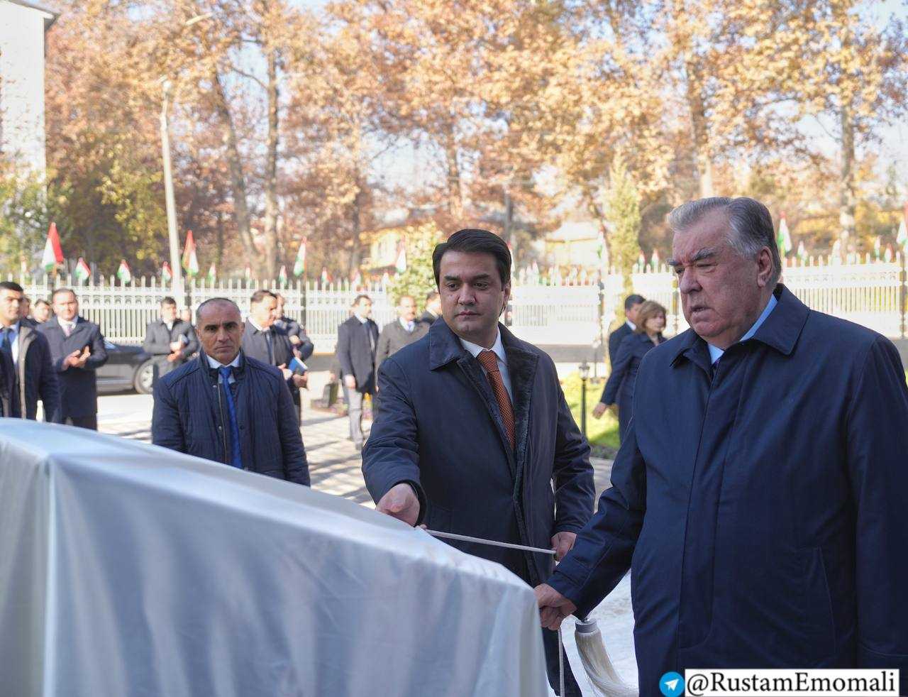 Пешвои миллат Эмомалӣ Раҳмон дар ноҳияи Синои шаҳри Душанбе Муассисаи давлатии «Мактаби бачагонаи мусиқии №3 ба номи Абдуфаттоҳ Одинаев»-ро ба истифода доданд