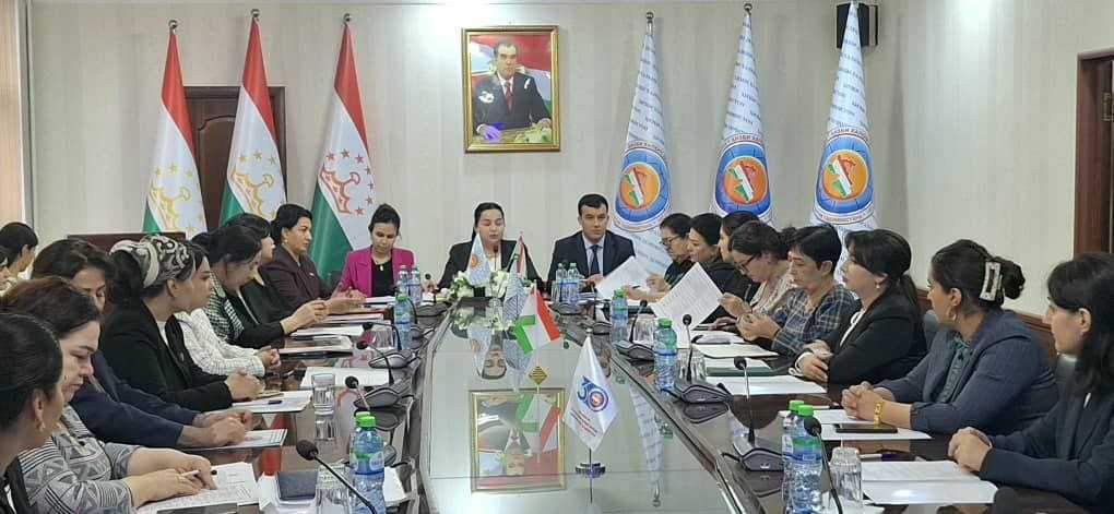 Ҷаласаи Комиссияи кор бо занон ва оилаи назди КИ ҲХДТ дар ноҳияи Шоҳмансур баргузор шуд