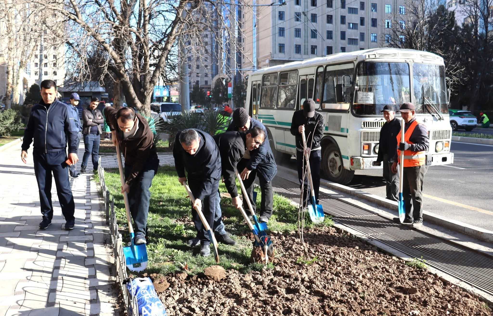АКСИЯИ ЭКОЛОГӢ: ДАСТАҶАМЪОНА БАРОИ ОБОДОНИИ ПОЙТАХТ ТАЛОШ МЕВАРЗЕМ 