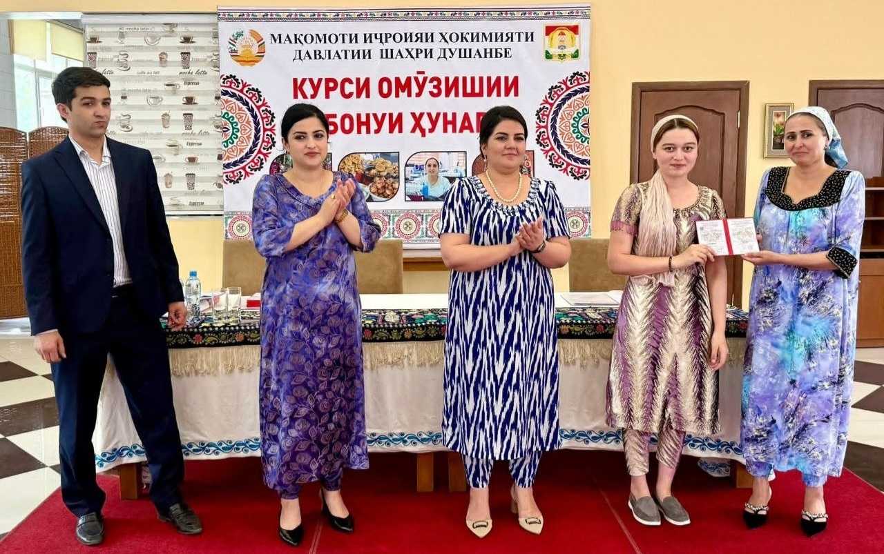 Маросими ҷамъбасти курси омӯзишии дӯзандагӣ зери унвони «Бонуи ҳунар»