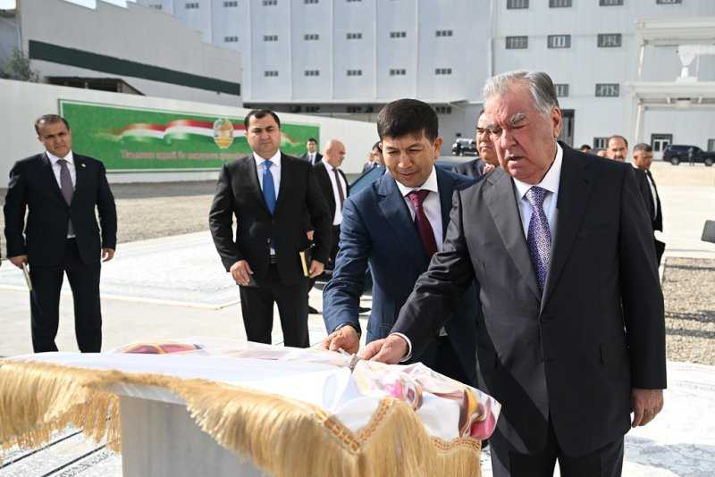 Президенти Ҷумҳурии Тоҷикистон Эмомалӣ Раҳмон дар ноҳияи Бобоҷон Ғафуров ба фаъолияти коргоҳи нави орди ҶДММ «Ирода Инвест» оғоз бахшиданд