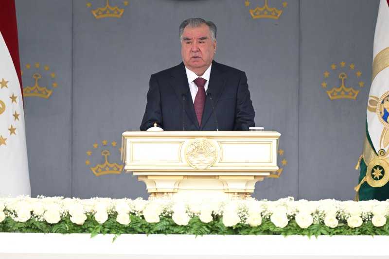 Пешвои миллат Эмомалӣ Раҳмон дар Паради ҳарбӣ ба муносибати ҷашни 35-солагии Истиқлоли давлатӣ иштирок намуданд