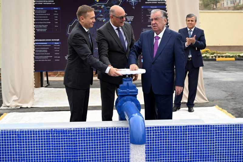 Президенти Ҷумҳурии Тоҷикистон Эмомалӣ Раҳмон дар шаҳри Кӯлоб марказҳои обтаъминкунӣ ва корезро ба истифода доданд