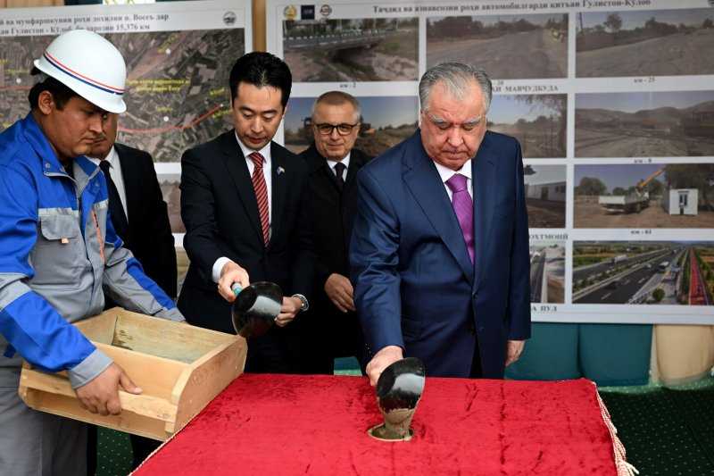 Пешвои миллат Эмомалӣ Раҳмон бо лоиҳаҳои роҳ ва пулҳои мошингард дар минтақаи Кӯлоб шинос шуданд