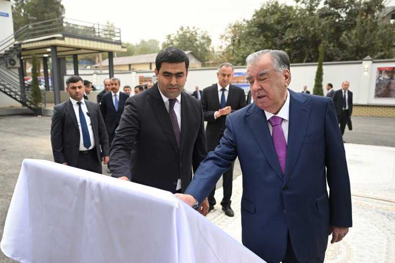 Президенти Ҷумҳурии Тоҷикистон Эмомалӣ Раҳмон дар шаҳри Кӯлоб корхонаи истеҳсоли нӯшокиҳои ташнагишикани ҶДММ «Мабно»-ро ба истифода доданд