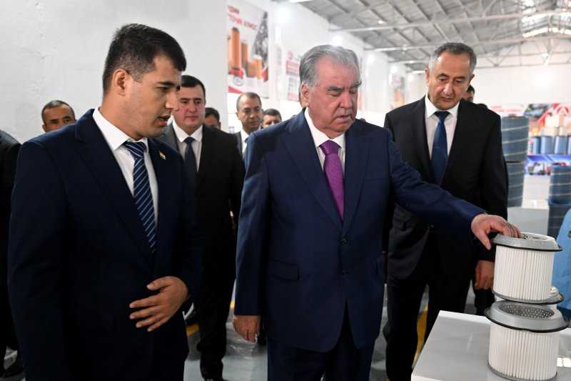 Сарвари давлат Эмомалӣ Раҳмон дар минтақаи озоди иқтисодии Кӯлоб корхонаи истеҳсоли қисмҳои эҳтиётии автомобилӣ ҶДММ «Тоҷик-Алмос»-ро мавриди истифода қарор доданд