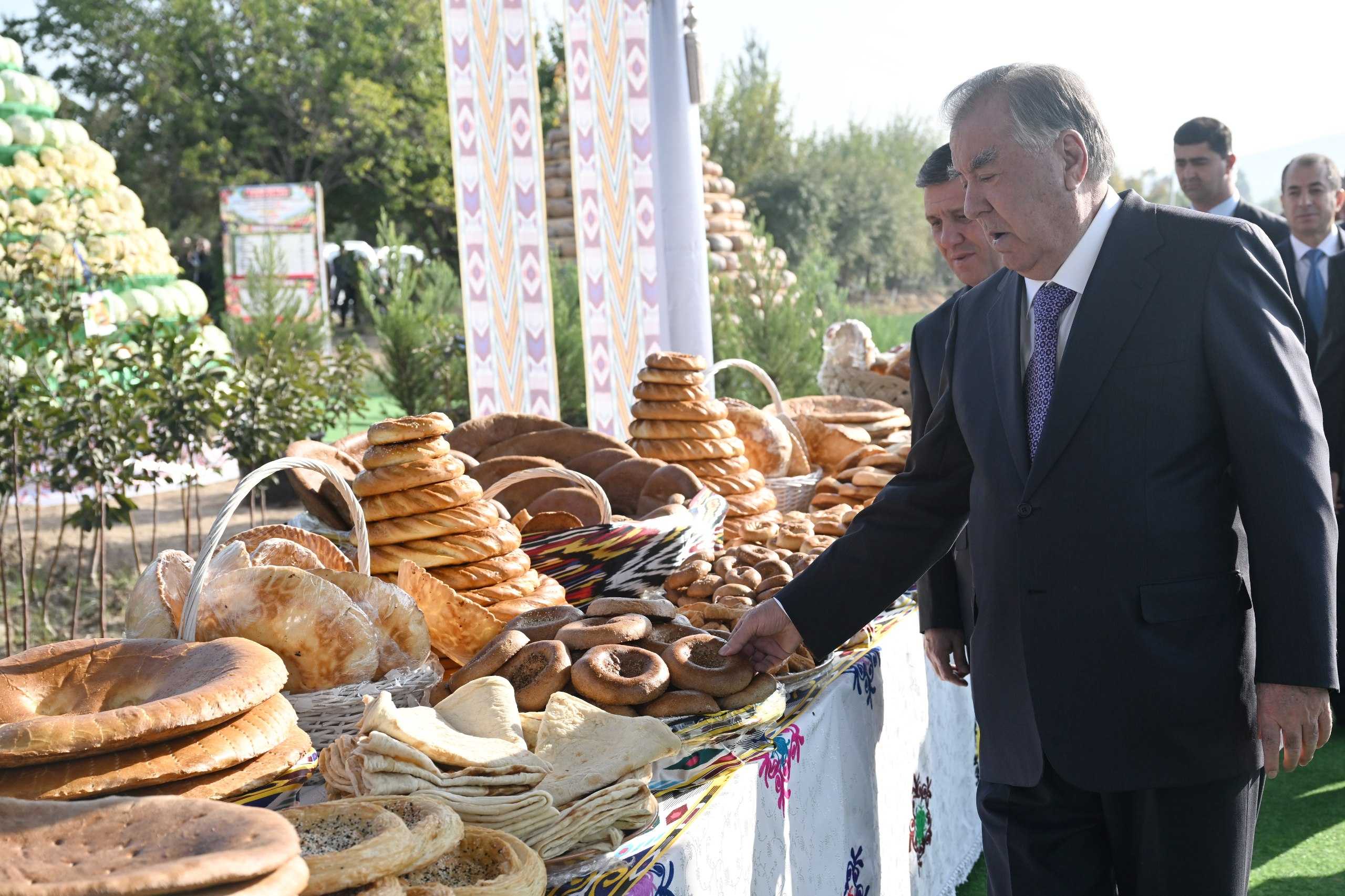 Президенти Ҷумҳурии Тоҷикистон Эмомалӣ Раҳмон дар шаҳри Ваҳдат аз намоиши маҳсулоти кишоварзӣ, ҳунарҳои мардумӣ ва таомҳои миллӣ дидан намуданд